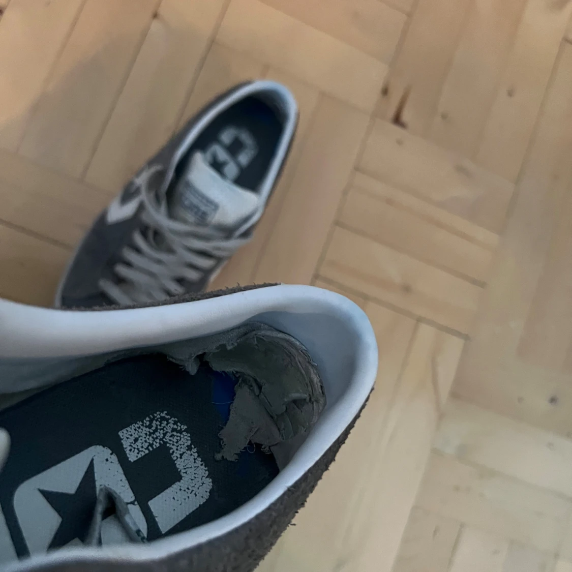 Grå Converse sneakers med vit detalj - 3