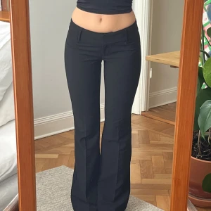 Svarta lågmidjade kostymbyxor - 36 rakt över midjan