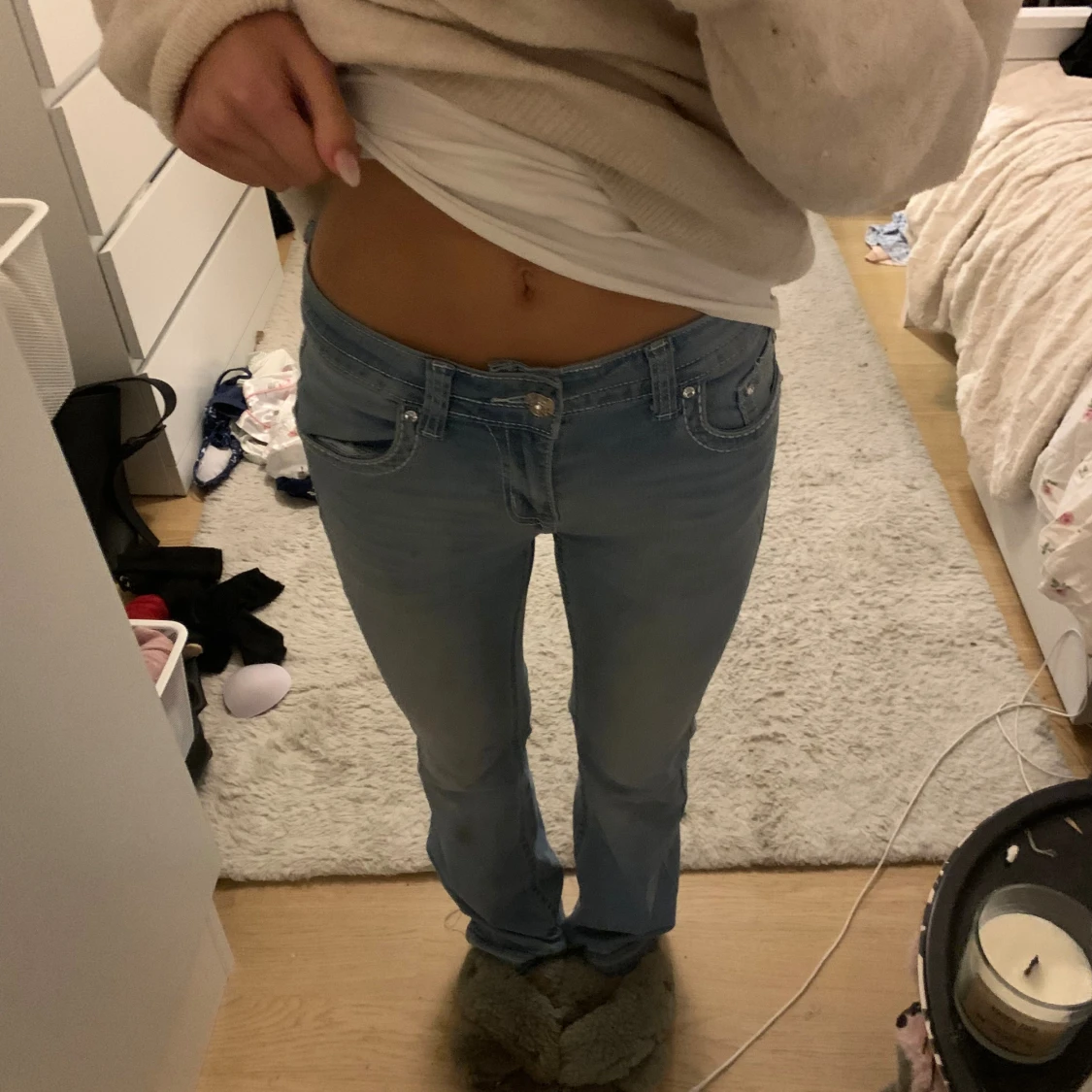 Ljusblå jeans med korsdetalj