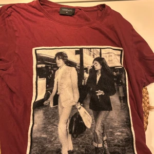 Vinröd t-shirt med print från Limitato - Svin snygg Limitato t-shirt som kostar 1000kr nypris mitt pris 500 eftersom den är ny men vid snabbt affär kan pris diskuteras 