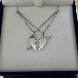 Maria Nilsdotter ”You and Me” inspirerat halsband - Aldrig använd, silver pläterade och tillverkade i rostfritt stål. Kedjans längd 40+5 cm och nickelfri. Om du har fler frågor, tveka inte att höra av dig 🤗