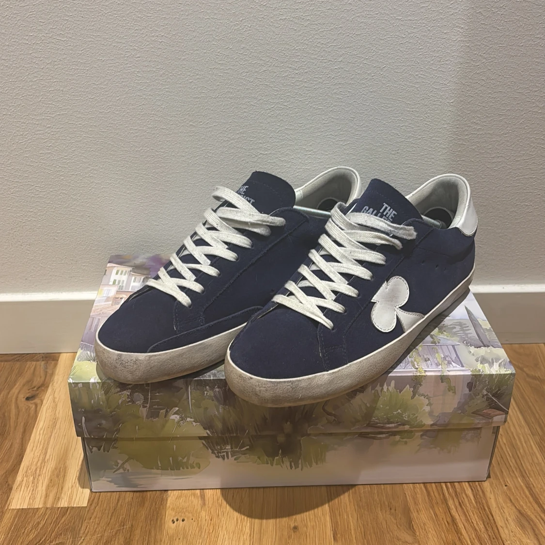 Blå sneakers The Gallerist mocka - 1