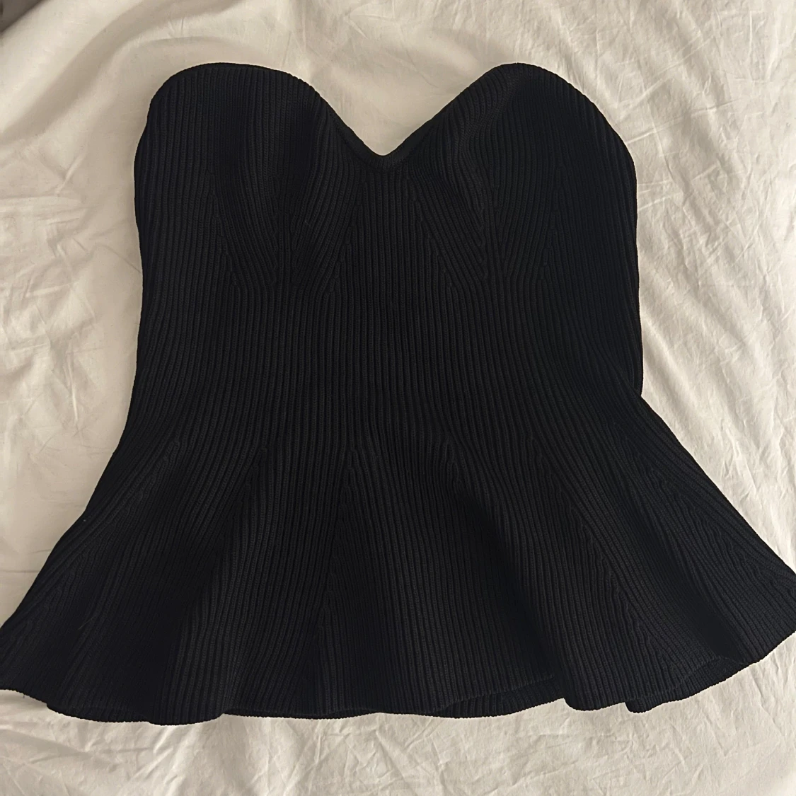 Svart stickad tubtopp med volang