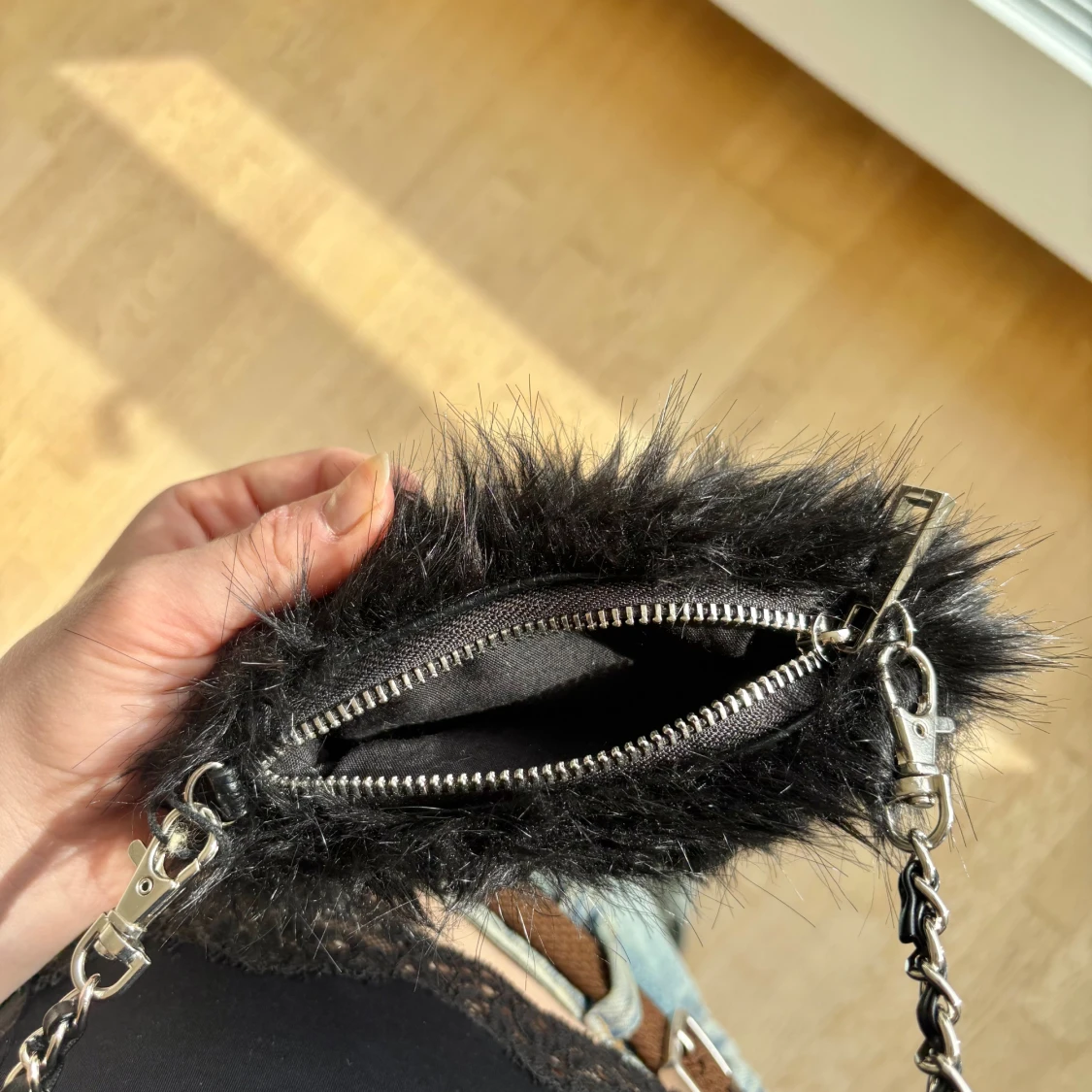 Svart spetslinnetopp med tunna axelband - 4