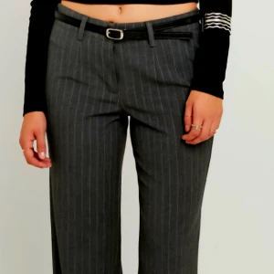 Grå randiga lowrise kostymbyxor - Grå kostymbyxor från Tally Weijl med tunna vita ränder. Helt nya med prislapp kvar. Storlek XS (34). Väldigt bekväma.