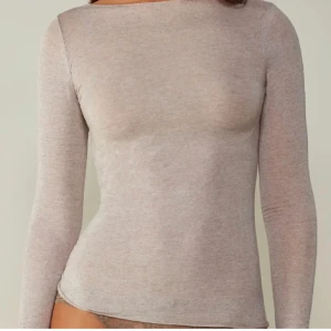 Beige långärmad topp  - Jätte fin intimissimi tröja men kommer tyvärr inte till användning 