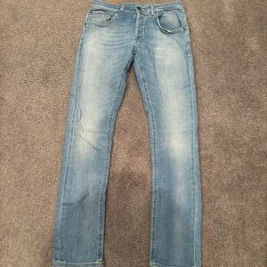 Dondup Jeans i storlek 30 - Dondup Jeans i storlek 30, sjukt fin tvätt. Perfekt inför hösten!