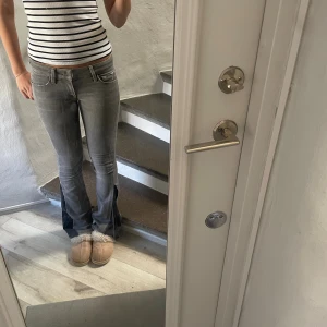 Lågmidjade jeans  - Jätte snygga lågmidjade jeans från 7 for all mankind❣️är i storlek 25 i midjan och är perfekt i läng på mig som är 170cm. De är omsydda längst ner🥰 kom gärna mer prisförslag❣️🙏