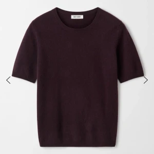 Vinröd kashmirtröja från Soft Goat - Vinröd Kashmir tröja från softgoat! Jättefint skick nästan aldrig använd💕. Endast fåtal gånger. Perfekt nu till hösten❣️ kom gärna med prisförslag!!