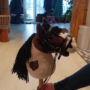 Säljer min käpphäst som inte kommer till användning längre.Ganska ny från Hööks,har bara varit använd 3 till 4 gånger. Tränset följer också med😄 nypriset var 530 för allt - Bilderna visar en käpphäst med brun och vit päls, svart man och träns. Produkten är i gott skick utan synligt slitage. Perfekt för lek och hobbyridning. Passar både barn och vuxna som gillar hästar och fantasifull lek.