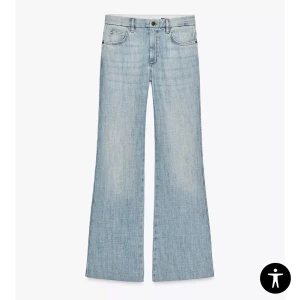 Zara Ljusblåa wide jeans med bootcut - Skit snygga Zara jeans, low waist bootcut.    !!!ALDRIG ANVÄNDA!!! Snygga och Perfekta jeans! 🫰🏼🫰🏼🫰🏼😇💘 NY PRIS: 659kr! Pris kan diskuteras, bara att skriva!
