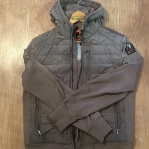 Parajumpers Hybrid Jacket - Mycket fin Parajumpers Hybrid Jacket. Perfekt till våren och mycket härlig färg. Köpt på Johnells, kvitto finns. Skriv för fler frågor