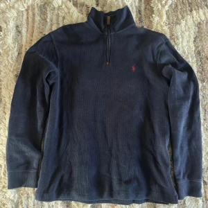 Marinblå stickad tröja Polo Ralph Lauren - Riktigt snygg half zip från polo Ralph lauren!🤩 Säljer då den inte kommer till användning men perfekt tröja till hösten o vintern o ha under en skjorta🔥Tröjan är fläck och hålfri och har använts mycket sällan och mycket varsamt😁 bara o skriva vid frågor eller om mer bilder behövs🤝