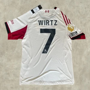 Liverpool 25/26 Away ”WIRTZ #7” - Liverpool Borta tröja 25/26 med WIRTZ #7 på ryggen, Helt oanvänd i mycket fint skick. Storlek M men passar även S.   Kom gärna med bud och frågor 👍🏼