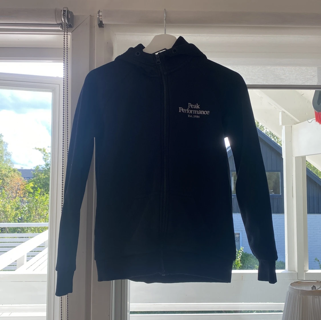 svart Peak Performance hoddie