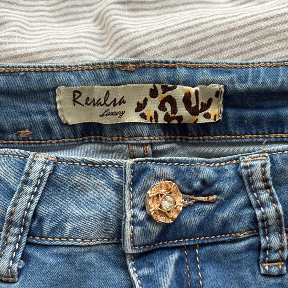 lågmidjade jeansshorts  - 1