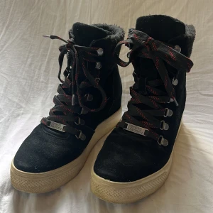 Höga Steve Madden skor - Svarta mocka skor med rödsvarta snören. Sulan är lite gulnad men i övrigt är skorna i gott skick. Storlek 37/38.
