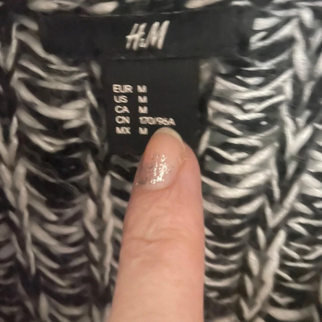 Svartvit stickad kofta med fickor - 4