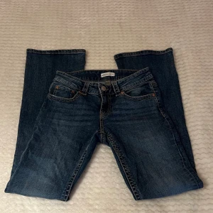 Low waist bootcut jeans - Low waist bootcut jeans från Gina Tricot blå. Sparsamt andvända. Inga defekter storlek 36. Säljs eftersom att de sällan kommer till användning 