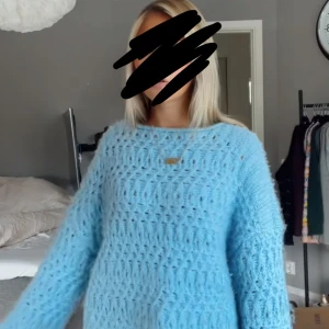 Ljusblå stickad oversized tröja - Snygg stivkad tröja, första bilden är lånad, den är i storlek L men passar som oversized i storlek M/S. De är samma färg de är bara ljuset!