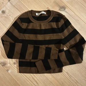 Långärmad tröja från Zara - Säljer en brun och svart randig tröja från Zara i storlek S. 
