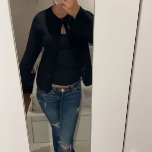 Svart kofta från Gina Tricot - En svart, enkel kofta från Gina Tricot i storlek S. Den är stickad och har en clean, klassisk look som funkar till allt.