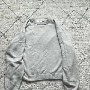 beige stickad tröja helt ny men glömde lämna tillbaka den i tid - En enkel och stilren ljusgrå stickad tröja med rund halsringning och ribbade muddar. Perfekt för lager-på-lager och funkar till allt. Mjuk och skön känsla, passar dig som gillar minimalistisk look.