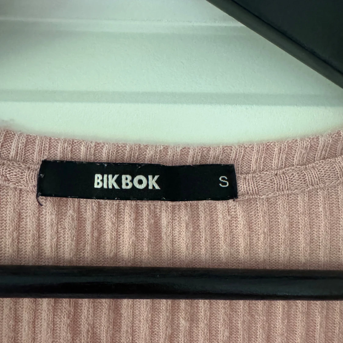 Rosa ribbad topp från Bik Bok - 1