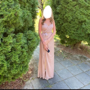 Rosaglittrig balklänning  - ‼️Intressekoll‼️ på min superfina rosa balklänning med knytning i midjan. Tyget är i rosa glitter vilket ger en fin detalj på en simpel klänning. Jag är 167cm lång och hade 5cm klack på bilden. Skriv för fler bilder/frågor💕☺️