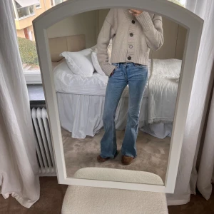 Blå bootcut jeans  - Blå bootcut och lowwaist jeans från Monki!💞Storlek 24/32!