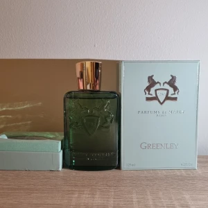Parfums de Marly Greenley 125ml - Greenley från Parfums de Marly, 125ml, tillverkad i Frankrike. Snygg flaska och exklusiv förpackning – perfekt för dig som vill sticka ut med en lyxig parfym.