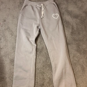 Grå mjukisbyxor från Carsick - Gråa Carsicko Byxor. Riktigt bra kvalite och aldrig använda.