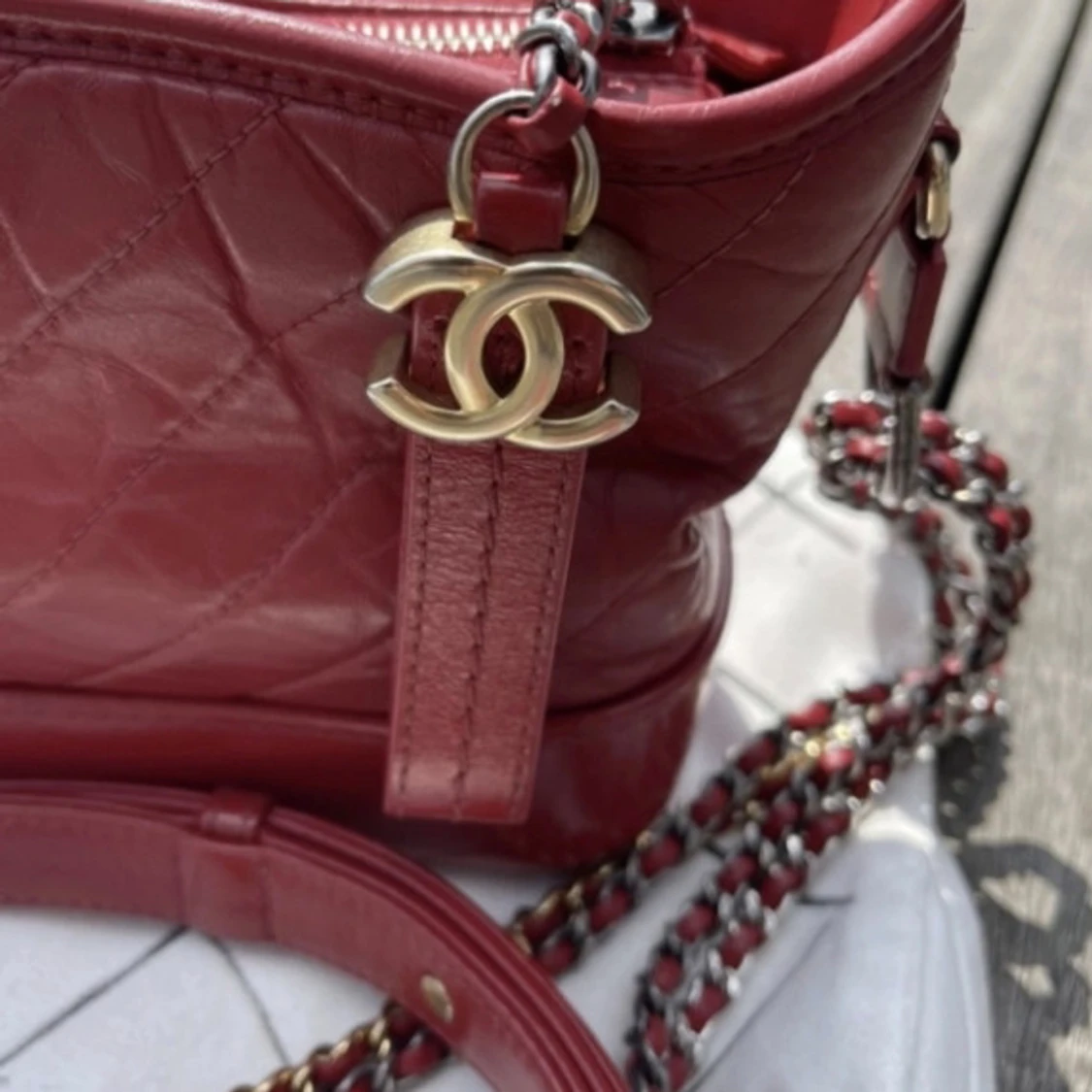 Röd quiltad Chanel axelväska i skinn