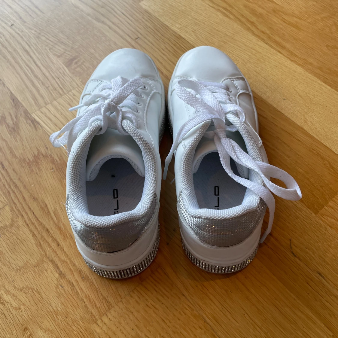 Vita sneakers med glittrig sula - 2