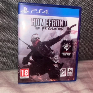 Homefront: The Revolution (PS4) - Homefront: The Revolution till PS4 i fint skick. Komplett med fodral, skiva och manual. Revolutionär action i öppen värld, inklusive Revolutionary Spirit Pack. Skivan och fodralet ser ut att vara i mycket gott skick utan synliga repor eller skador.