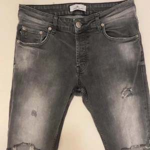 Stone island jeans med slitningar - Svarta/gråa stone island jeans med slitningar (Storlek W31 L32) Mycket bra skick || Pris kan diskuteras || Skriv vid minsta fråga eller fundering💯🤝