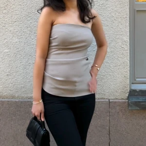 Beige tubtopp från Zara - Säljer en beige tubtopp från Zara, i storlek S (köpt för två år sedan). Ser ut som ny!