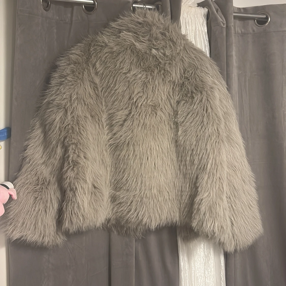 Grå fluffig pälsjacka - 1