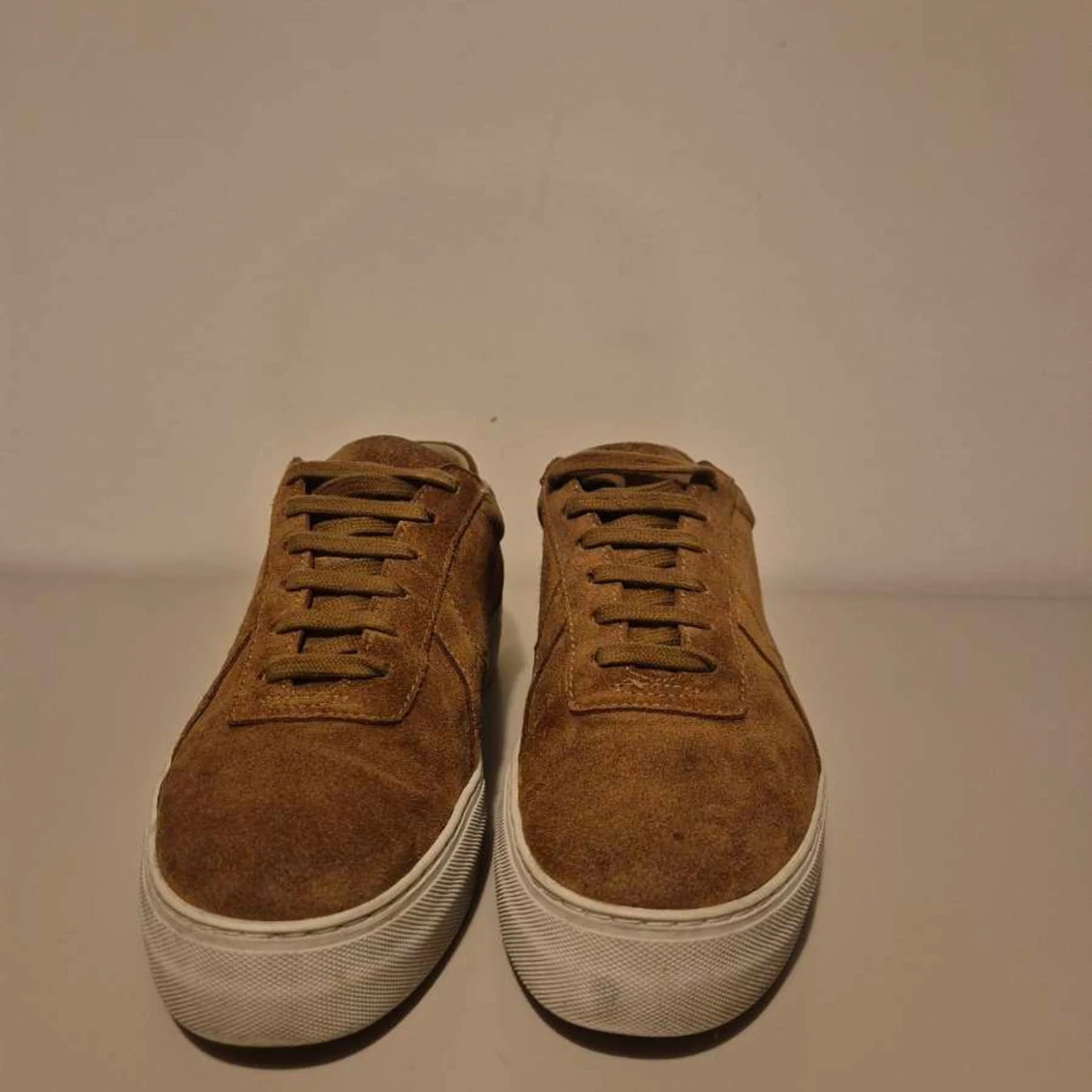 Bruna platform sneakers från Axel Arigato mocka