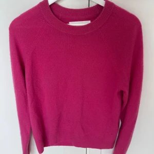 stickad tröja - as snygg stickad tröja från samsö samsö. fint skick. litet hål som går att laga( be om bilder) Man märker knappt av de. knappt använd! Super skön o varm!🩷🩷skriv för frågor eller funderingar 🩷