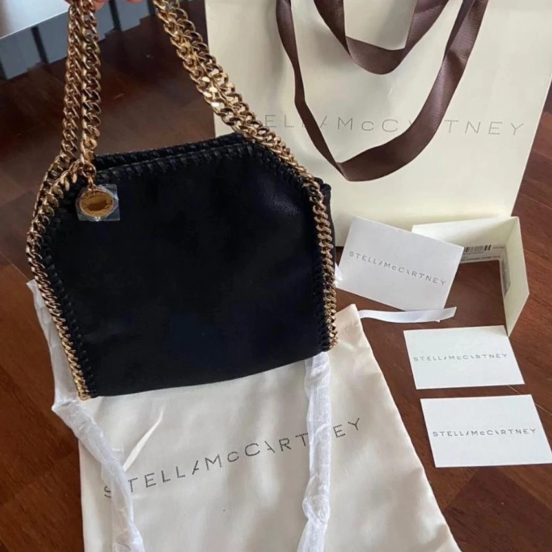 Svart Stella McCartney väska med guld kedjor