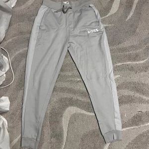 Grå mjukisbyxor från BOSS - Snygga grå mjukisbyxor från BOSS. i storlek S. nypris 1500kr 