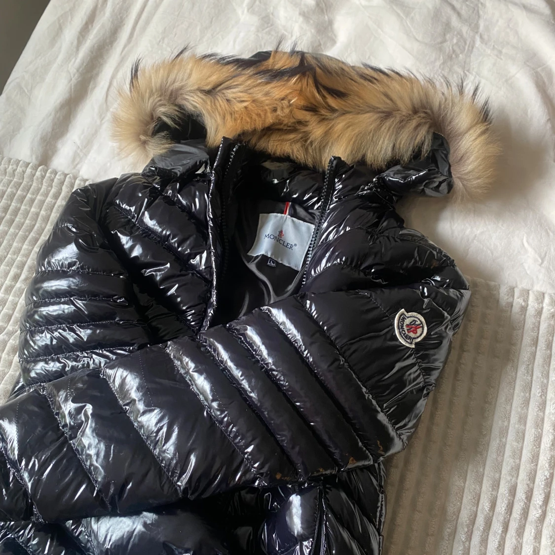 Svart Moncler dunjacka med päls
