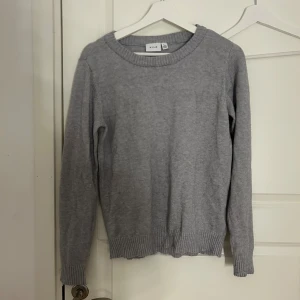stickad tröja - fin grå stickad tröja, använd få gånger💕
