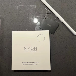 SKON ögonskuggspalett Earthbound - Säljer en SKON Eyeshadow Palette Earthbound Beauty 01. Paletten kommer i en stilren vit förpackning och innehåller veganska, tidlösa färger. Perfekt för dig som vill ha en harmonisk look med lättanvända nyanser.
