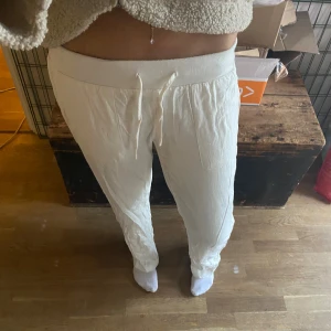 Linnebyxor - Utsvängda lågmidjade linnebyxor! Behövs strykas annars bra skick 💞är 170