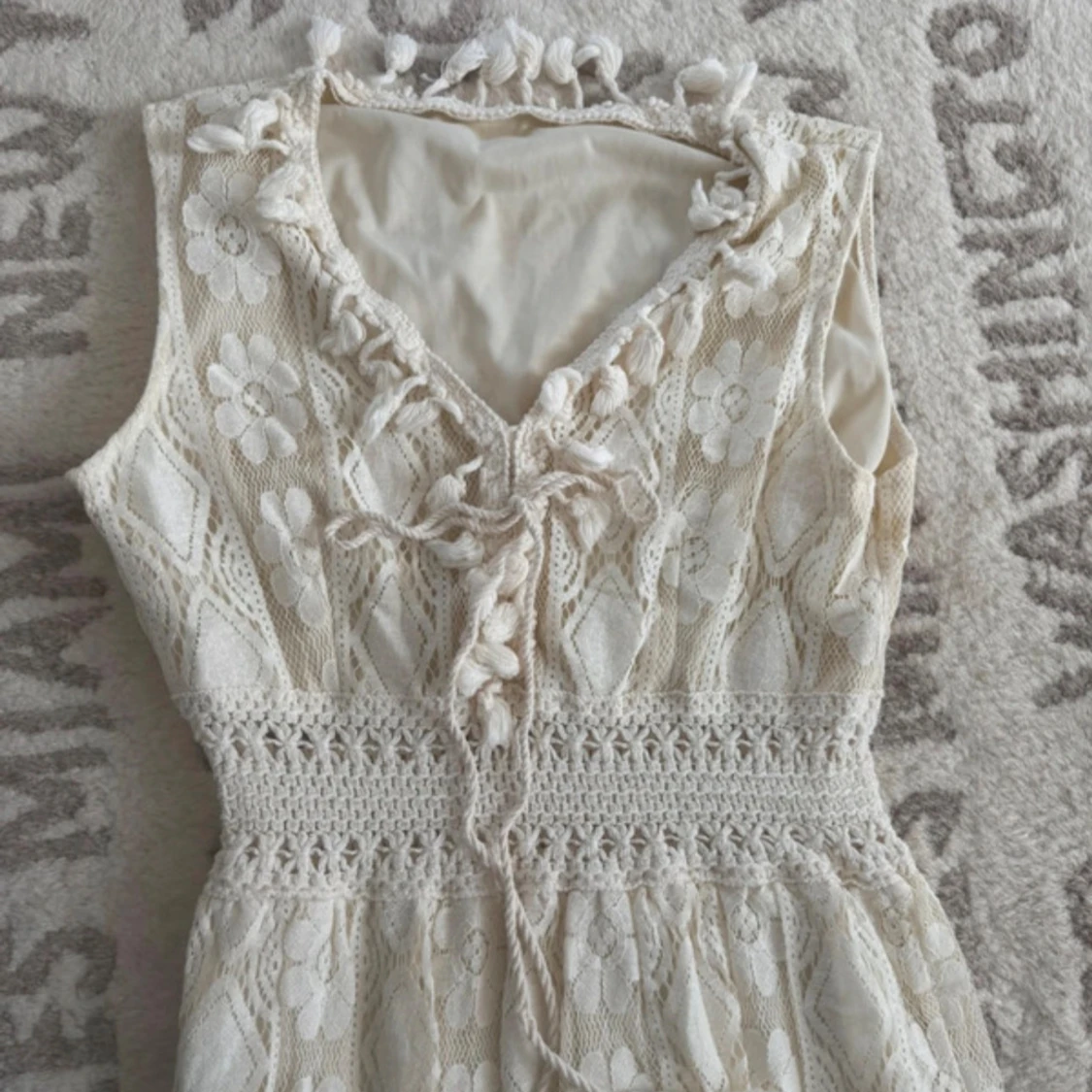 Vit långklänning med spets och snörning - 1