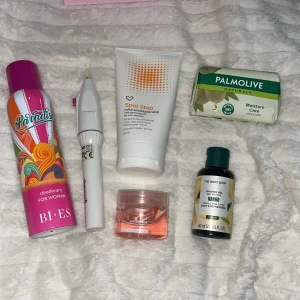 Skönhets kit - produkter - Blandat kit, använt men fåtal gånger, en del mer. Men allt är mer än hälften kvar i, om inte MER. Allt för 50kr, behöver bli av med allt. ✨nagelfil, fint skick, fungerar utmärkt, batteri ingår INTE