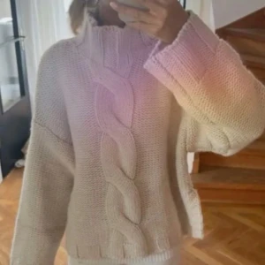 Stickad tröja zara - Säljer denna då den ej passade, helt oanvänd nytt skick!