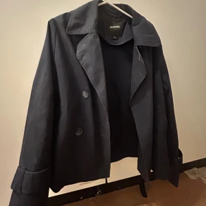 Mörkblå kavajjacka från Monki - Säljer en stilren mörkblå kort trenchcoat från Monki !! XS,  ej kommit till användning på senaste❤️ superbra skick